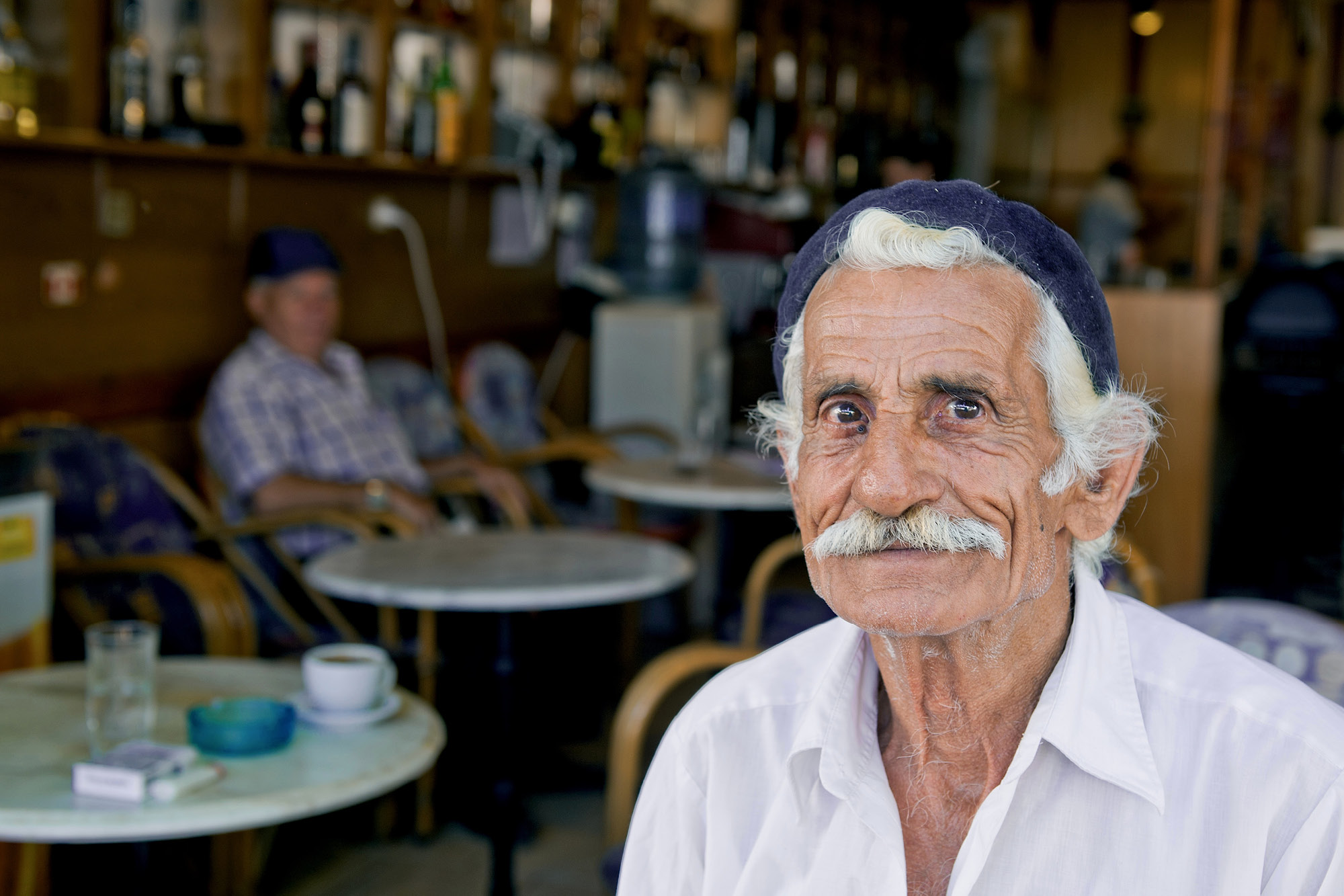Reportagefotografie eines alten Mannes in einer Cafebar
