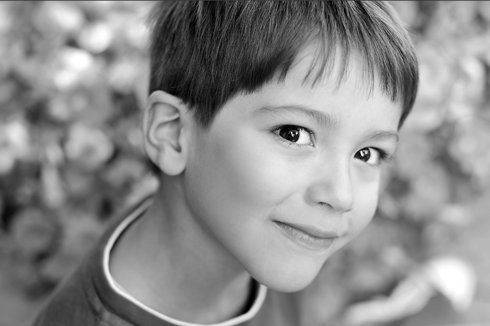 Porträtfotografie eines Jungen (Schwarz/Weiss-Aufnahme)