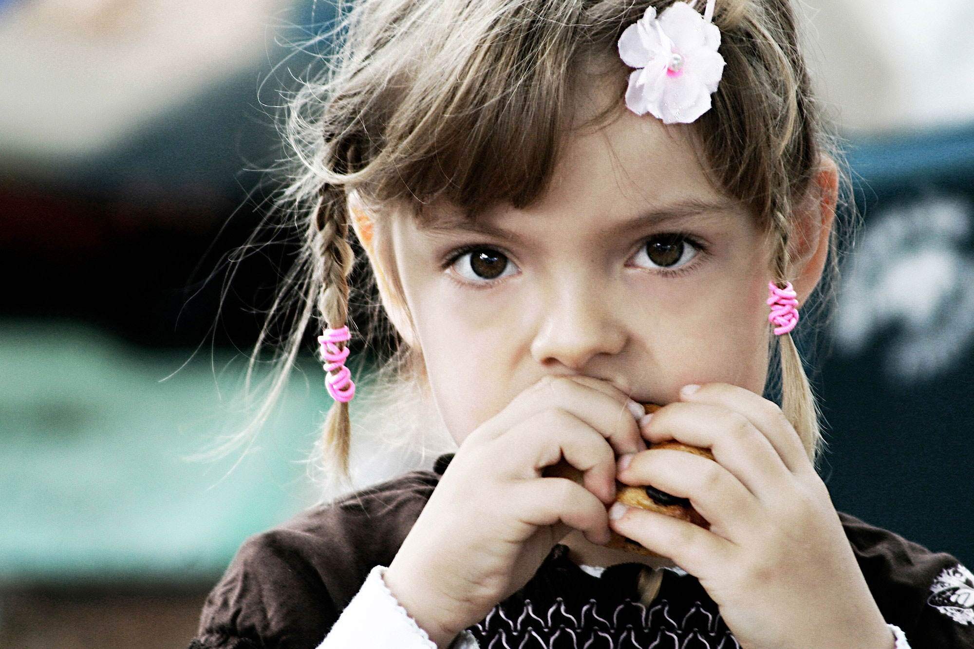Porträtfotografie eines Mädchens mit Zöpfen