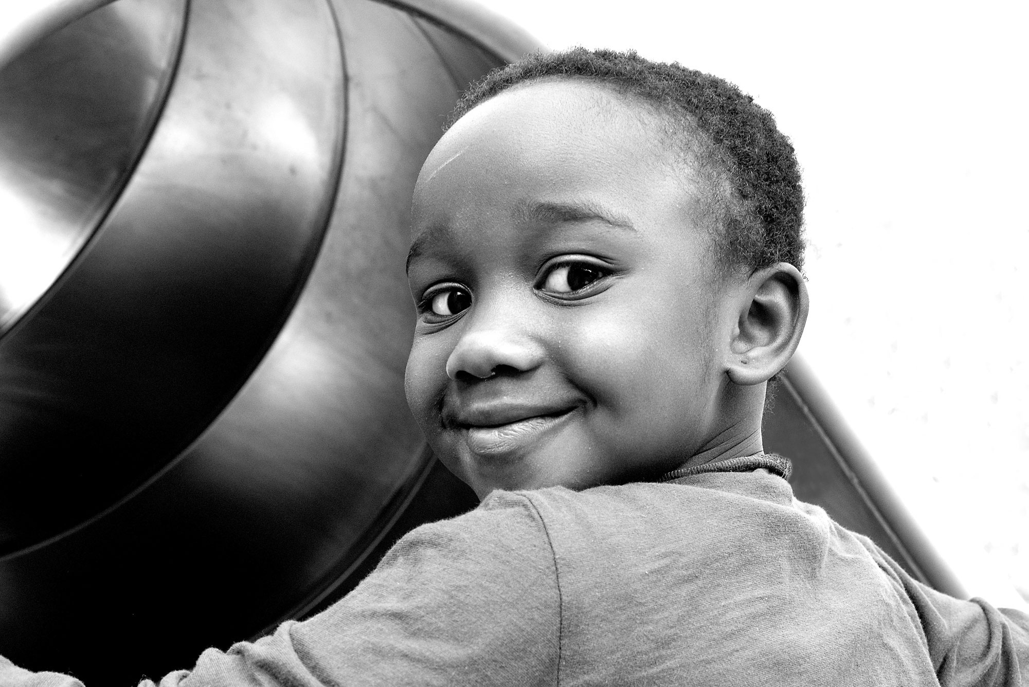 Porträtfotografie eines schwarzen Jungen (S/W-Aufnahme)
